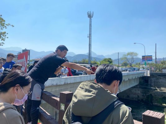 杷城大排民生橋徐顥老師介紹現地礫間污水淨化設施圖片