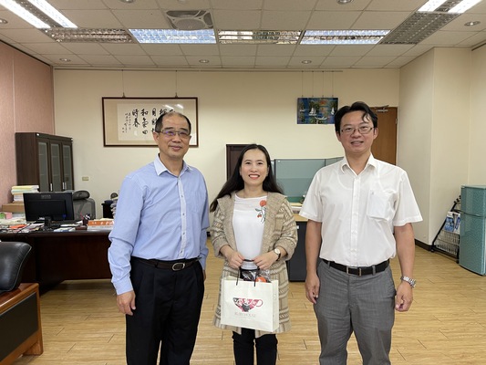 Dr. Nguyen Thanh Tam完成短期研究，蔡院長致贈禮品合影圖片