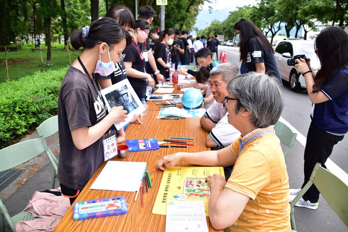 學生籌畫之水環境嘉年華，向鎮民宣導河川保育之重要性圖片